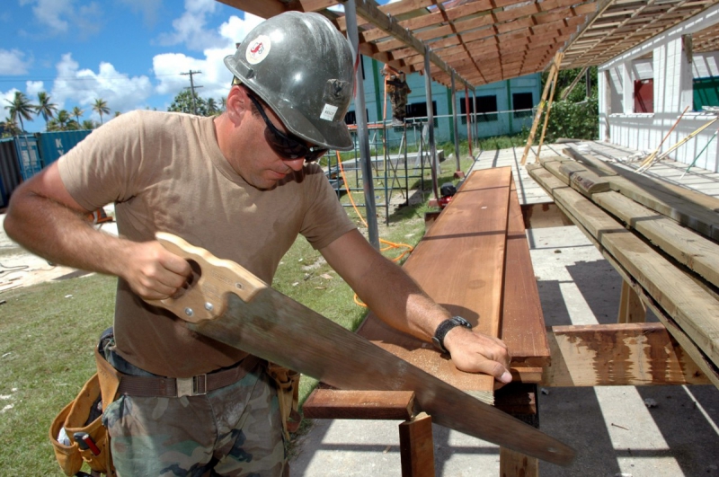 menuisier-SOSPEL-min_worker_construction_building_carpenter_male_job_build_helmet-893290